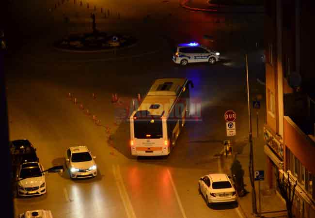  Ekipler Bağlar Geçidi’ni dubalarla kapattı, Cengiz Topel Caddesi’nden Üniversite Caddesi’ne geçmek isteyen araçlara izin vermedi.  Trafik ekipleri Üniversite Caddesi’ne geçmek isteyen sürücüleri ise Zübeyde Hanım Caddesi’ne yönlendirdiği görüldü.  Öte yandan Yine Üniversite Caddesi’ni Fabrikalar Caddesi’ne bağlayan kavşak noktasında bulunan trafik ekipleri araçların geçişine izin vermeyerek trafik yoğunluğunu azalttı.