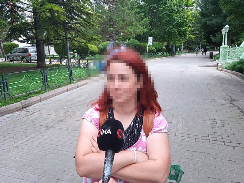 Polis ekiplerinin yardımıyla su kenarından çıkarılan Ayşe K., gece saat 04.00 sıralarından itibaren burada plastik atık ve balık topladığını, intihar etme gibi bir düşüncesi olmadığını söyledi. Su kenarında bulunduğu sırada ayakkabı ve bazı kişisel eşyalarının çalındığını iddia eden kadın, kameraları görünce şarkı söylemeye başladı.