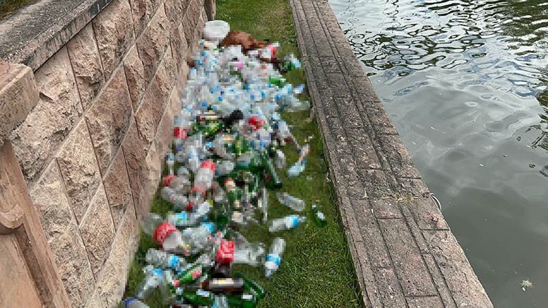 Yalınayak bir şekilde gece saatlerinden itibaren Porsuk Çayı kenarında plastik atık toplayan Ayşe K., vatandaşların tedirgin olmasına şaşırdığını söyledi. Daha önce iki evliliğinden 5 çocuğu olduğunu belirten kadın, “Porsuk Çayı'na atlamıyordum. Balık tuttum ve su ile alkol şişelerini topladım. Ben 5 dakika o tarafa gittim, o sıra eşyalarımı çalmışlar.