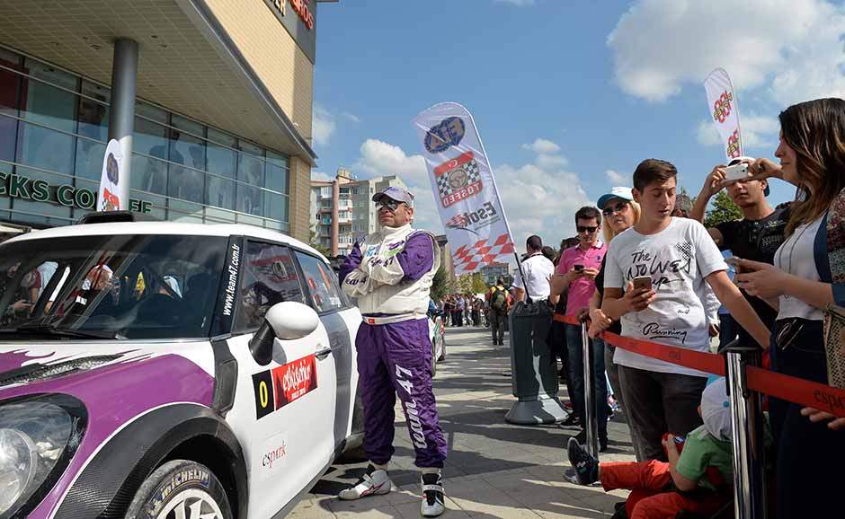 Eskişehir Otomobil Sporları Kulübü (ESOK) tarafından organize edilen ve bu yıl Avrupa Ralli Kupası'na aday olan Eskişehir Rallisi için Espark Alışveriş Merkezi (AVM) önünden sembolik olarak start verildi.