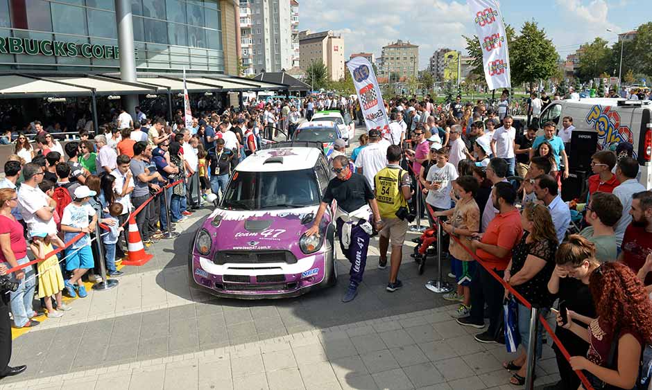 Eskişehir Otomobil Sporları Kulübü (ESOK) tarafından organize edilen ve bu yıl Avrupa Ralli Kupası'na aday olan Eskişehir Rallisi için Espark Alışveriş Merkezi (AVM) önünden sembolik olarak start verildi.