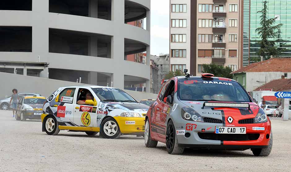 Eskişehir Otomobil Sporları Kulübü (ESOK) tarafından organize edilen ve bu yıl Avrupa Ralli Kupası'na aday olan Eskişehir Rallisi için Espark Alışveriş Merkezi (AVM) önünden sembolik olarak start verildi.