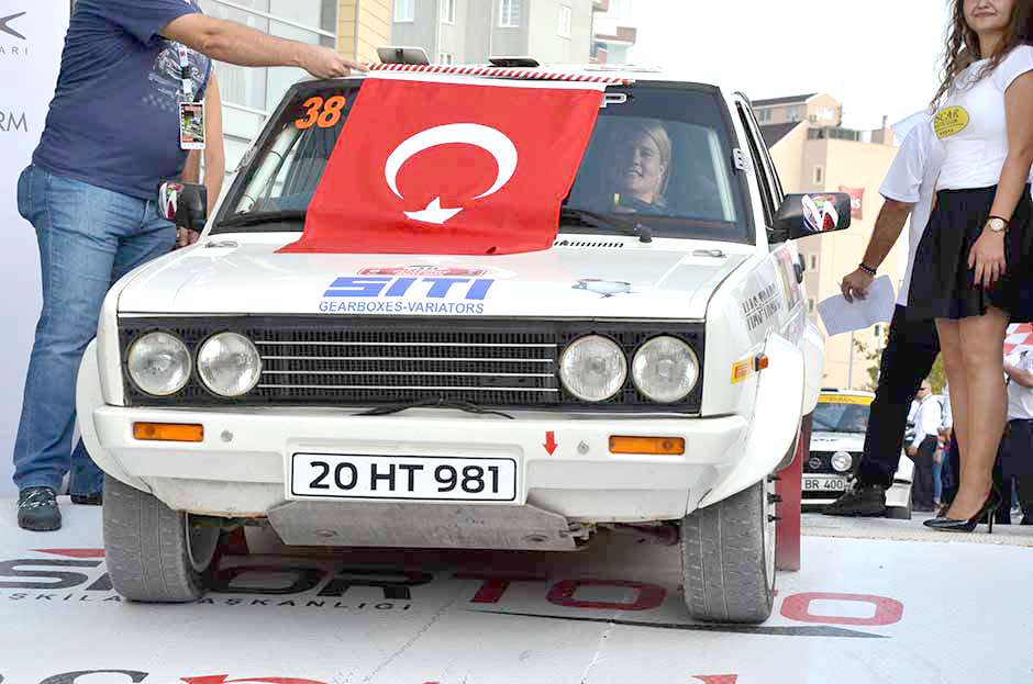 Eskişehir Otomobil Sporları Kulübü (ESOK) tarafından organize edilen ve bu yıl Avrupa Ralli Kupası'na aday olan Eskişehir Rallisi için Espark Alışveriş Merkezi (AVM) önünden sembolik olarak start verildi.