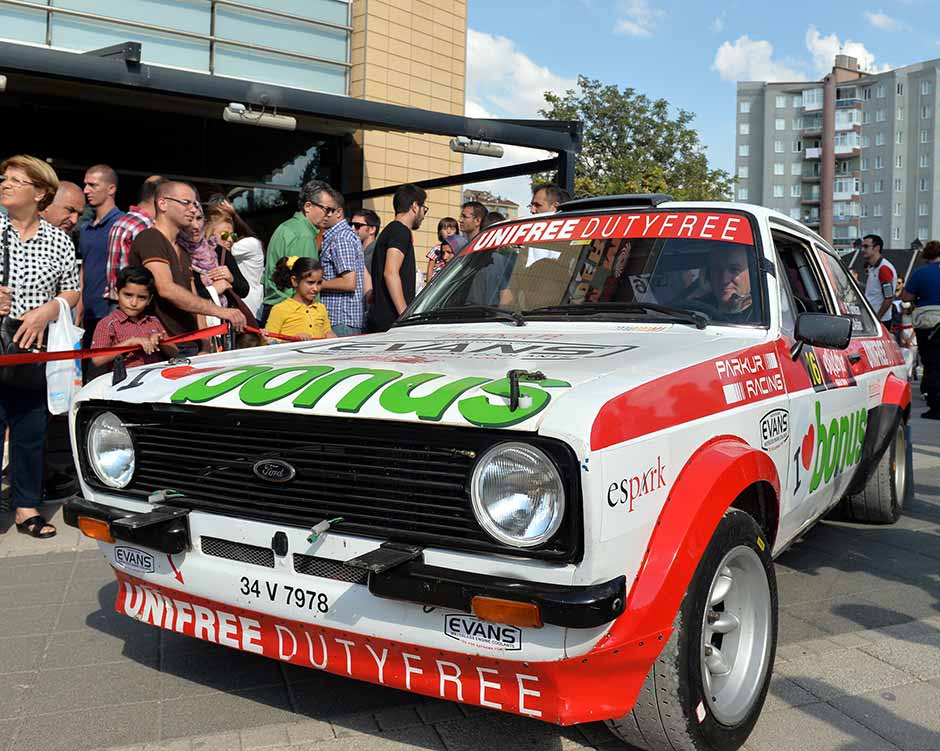 Eskişehir Otomobil Sporları Kulübü (ESOK) tarafından organize edilen ve bu yıl Avrupa Ralli Kupası'na aday olan Eskişehir Rallisi için Espark Alışveriş Merkezi (AVM) önünden sembolik olarak start verildi.