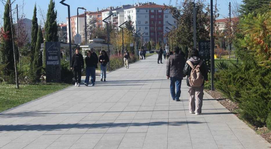 Eskişehir’de büyük küçük herkes okulların tatil olmasını fırsat bilerek, Eskişehir Recep Tayyip Erdoğan Millet Bahçesi'nde soğuk havaya rağmen keyifli vakit geçirdi