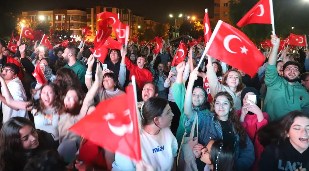 Alanda toplanan Eskişehirliler, “Filenin Sultanları”nın final heyecanına Eskişehir’den ortak olurken, büyük heyecana sahne olan maç boyunca Türk bayrakları, alkışlar ve tezahüratlarla A Milli Kadın Voleybol Takımımızı desteklediler.Milli Takımımızın Avrupa Şampiyonluğuna ulaşmasıyla birlikte alanda büyük sevinç yaşandı.