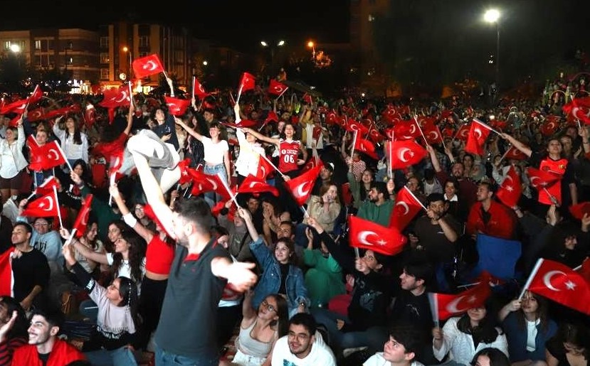  Büyükşehir Belediyesi’ne teşekkür eden sporseverler, “Böyle büyük gurur, heyecanlara ve mutluluklara ihtiyacımız olan bir dönemdeyiz. Hepimiz için çok güzel motivasyon oldu. Bizleri bir araya getirerek bu sevince ortak eden Büyükşehir Belediyesi’ne teşekkür ederiz.” dediler.