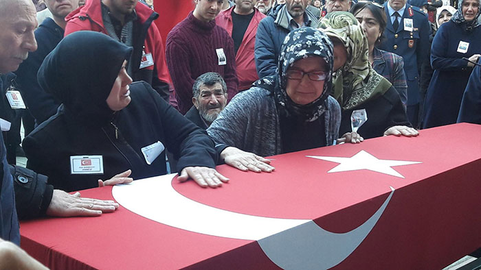 Hakkari’de bölücü terör örgütleri tarafından tuzaklanan el yapımı patlayıcının (EYP) infilak ettirilmesi sonucunda şehit olan Eskişehirli asker Seçkin Arıkan son yolculuğuna uğurlandı. 