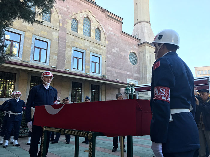 Hakkari’de bölücü terör örgütleri tarafından tuzaklanan el yapımı patlayıcının (EYP) infilak ettirilmesi sonucunda şehit olan Eskişehirli asker Seçkin Arıkan son yolculuğuna uğurlandı. 