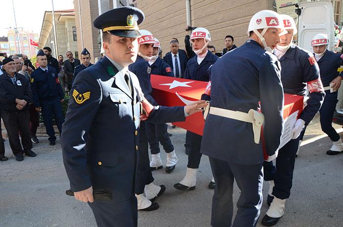 Hakkari’de bölücü terör örgütleri tarafından tuzaklanan el yapımı patlayıcının (EYP) infilak ettirilmesi sonucunda şehit olan Eskişehirli asker Seçkin Arıkan son yolculuğuna uğurlandı. 