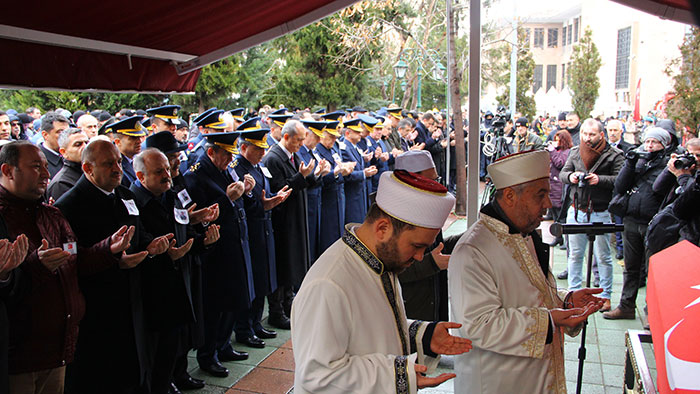 Isparta’nın Yalvaç ilçesinde eğitim uçuşu sırasında CN-235 CASA tipi uçağın düşmesi sonucundan şehit olan Astsubay Ömer Kadir Arlı, memleketi Eskişehir'de son yolcuğuna uğurlandı. Şehidin 8 yaşındaki kızı Duru'nun babasının fotoğrafına ağlayarak bakması ise yürekleri dağladı.