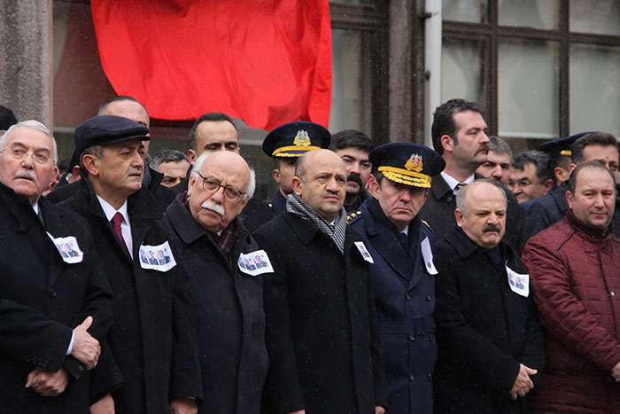 Isparta’nın Yalvaç ilçesinde eğitim uçuşu sırasında CN-235 CASA tipi uçağın düşmesi sonucundan şehit olan Astsubay Ömer Kadir Arlı, memleketi Eskişehir'de son yolcuğuna uğurlandı. Şehidin 8 yaşındaki kızı Duru'nun babasının fotoğrafına ağlayarak bakması ise yürekleri dağladı.