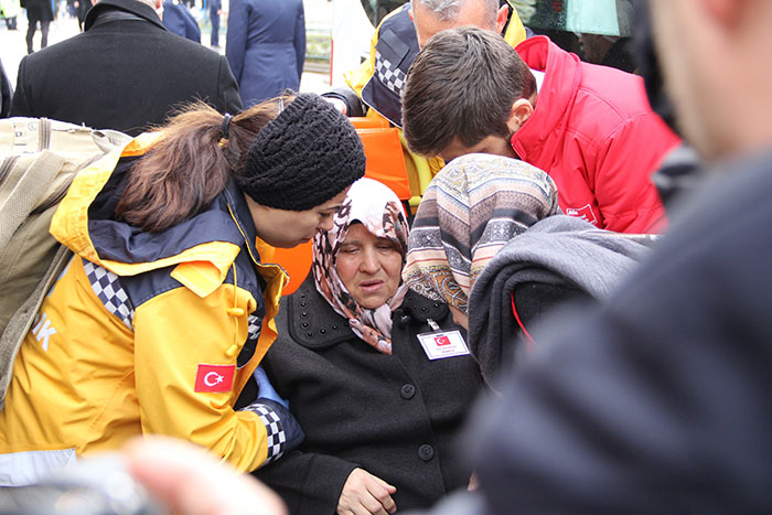 Isparta’nın Yalvaç ilçesinde eğitim uçuşu sırasında CN-235 CASA tipi uçağın düşmesi sonucundan şehit olan Astsubay Ömer Kadir Arlı, memleketi Eskişehir'de son yolcuğuna uğurlandı. Şehidin 8 yaşındaki kızı Duru'nun babasının fotoğrafına ağlayarak bakması ise yürekleri dağladı.