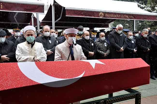 Geçit töreninin ardından Şehit Uzman Çavuş Mevlüt Kahveci’nin cenazesi defnedilmek üzere Kanlıpınar Şehitliğine götürüldü.