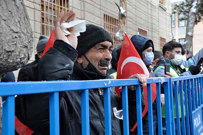 Ayrıca Şehit Babası Alişan Kahveci de taziyeleri kabul ederken, oğlunun tabutuna bakarak sessizce ağlaması yürekleri dağdı.