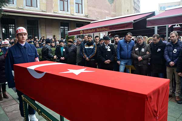 Şırnak'ın Cizre ilçesinde teröristlerle çıkan çatışmada şehit olan Jandarma Uzman Çavuş Yusuf Haldun Uslu, baba ocağı Eskişehir’de son yolculuğuna uğurlanıyor.