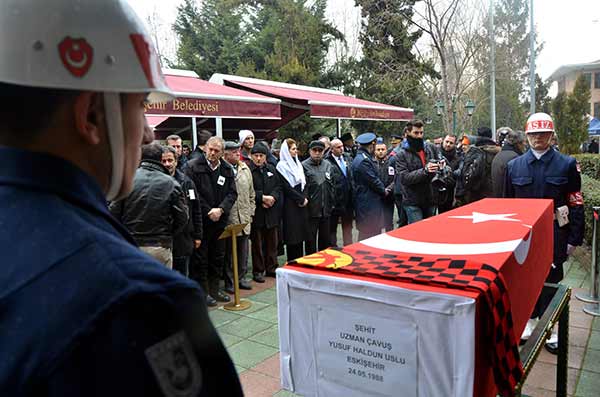 Şırnak'ın Cizre ilçesinde teröristlerle çıkan çatışmada şehit olan Jandarma Uzman Çavuş Yusuf Haldun Uslu, baba ocağı Eskişehir’de son yolculuğuna uğurlanıyor.