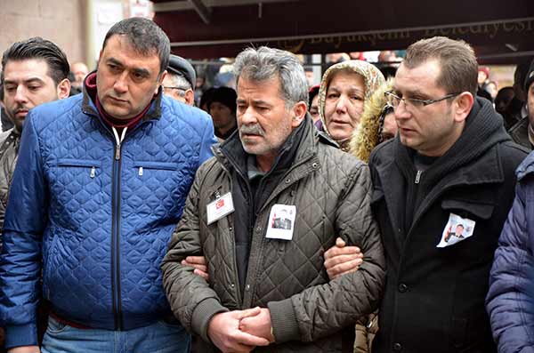 Şırnak'ın Cizre ilçesinde teröristlerle çıkan çatışmada şehit olan Jandarma Uzman Çavuş Yusuf Haldun Uslu, baba ocağı Eskişehir’de son yolculuğuna uğurlanıyor.