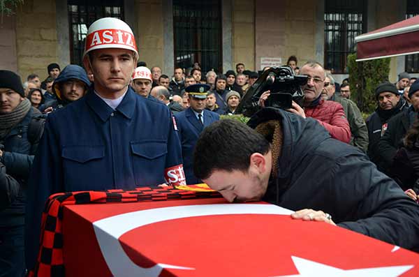 Şırnak'ın Cizre ilçesinde teröristlerle çıkan çatışmada şehit olan Jandarma Uzman Çavuş Yusuf Haldun Uslu, baba ocağı Eskişehir’de son yolculuğuna uğurlanıyor.