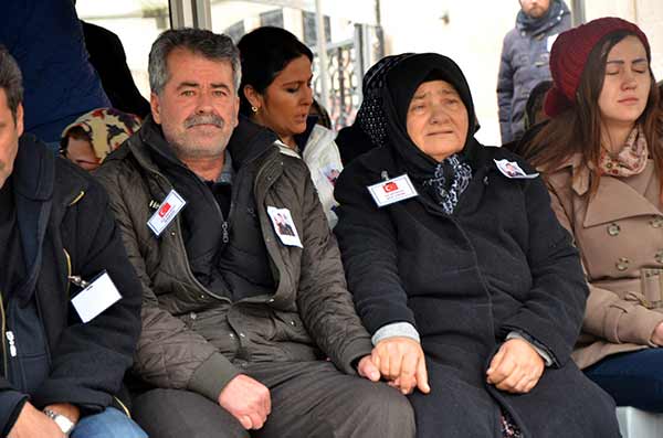 Şırnak'ın Cizre ilçesinde teröristlerle çıkan çatışmada şehit olan Jandarma Uzman Çavuş Yusuf Haldun Uslu, baba ocağı Eskişehir’de son yolculuğuna uğurlanıyor.