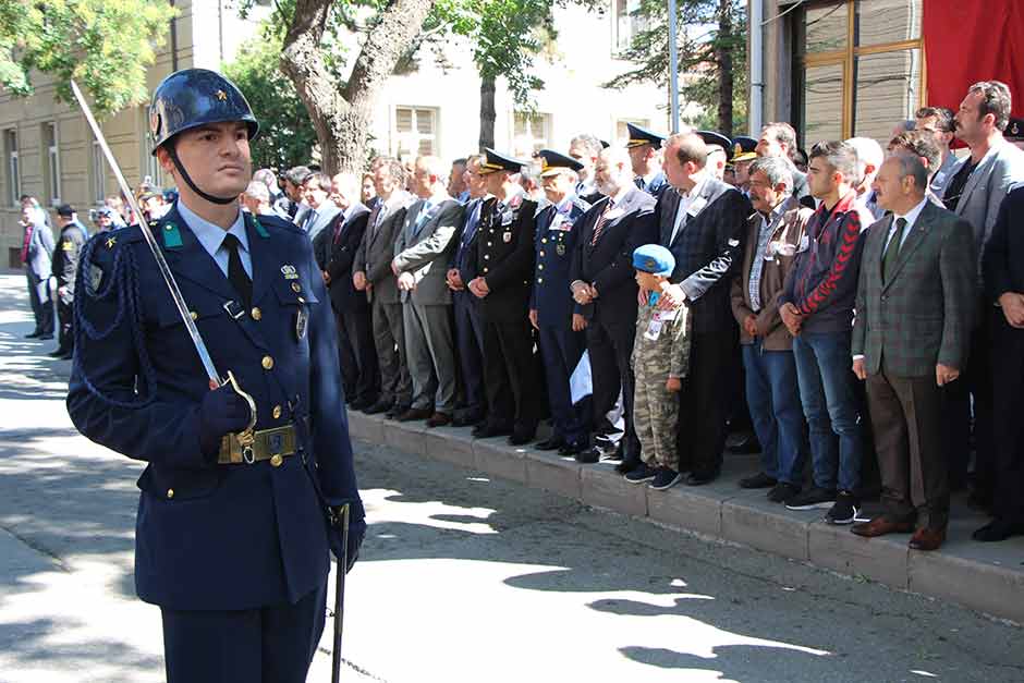 Batman'ın Gercüş ilçesinde PKK'lı teröristlerin önceden yola tuzakladıkları el yapımı patlayıcının zırhlı aracın geçişi sırasında infilak ettirilmesi sonucu meydana gelen patlamada şehit olan Eskişehirli Jandarma Uzman Çavuş Neşet Gök, sevenlerinin gözyaşları arasında son yolculuğuna uğurlandı. Şehidin 7 yaşındaki kardeşi Batuhan, cenaze törenine askeri kamuflaj giyerek katıldı