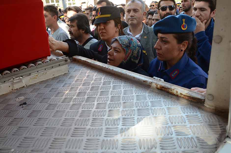 Batman'ın Gercüş ilçesinde PKK'lı teröristlerin önceden yola tuzakladıkları el yapımı patlayıcının zırhlı aracın geçişi sırasında infilak ettirilmesi sonucu meydana gelen patlamada şehit olan Eskişehirli Jandarma Uzman Çavuş Neşet Gök, sevenlerinin gözyaşları arasında son yolculuğuna uğurlandı. Şehidin 7 yaşındaki kardeşi Batuhan, cenaze törenine askeri kamuflaj giyerek katıldı