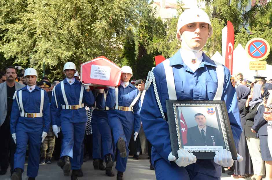 Batman'ın Gercüş ilçesinde PKK'lı teröristlerin önceden yola tuzakladıkları el yapımı patlayıcının zırhlı aracın geçişi sırasında infilak ettirilmesi sonucu meydana gelen patlamada şehit olan Eskişehirli Jandarma Uzman Çavuş Neşet Gök, sevenlerinin gözyaşları arasında son yolculuğuna uğurlandı. Şehidin 7 yaşındaki kardeşi Batuhan, cenaze törenine askeri kamuflaj giyerek katıldı