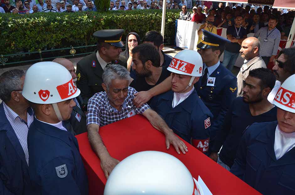 Van'ın Çaldıran ilçesinin Tendürek Dağı bölgesinde PKK mensupları ile çıkan çatışmada şehit olan 23 yaşındaki Uzman Çavuş Ali Doğukan Kılınç, memleketi Eskişehir'de son yolculuğuna uğurlandı. 