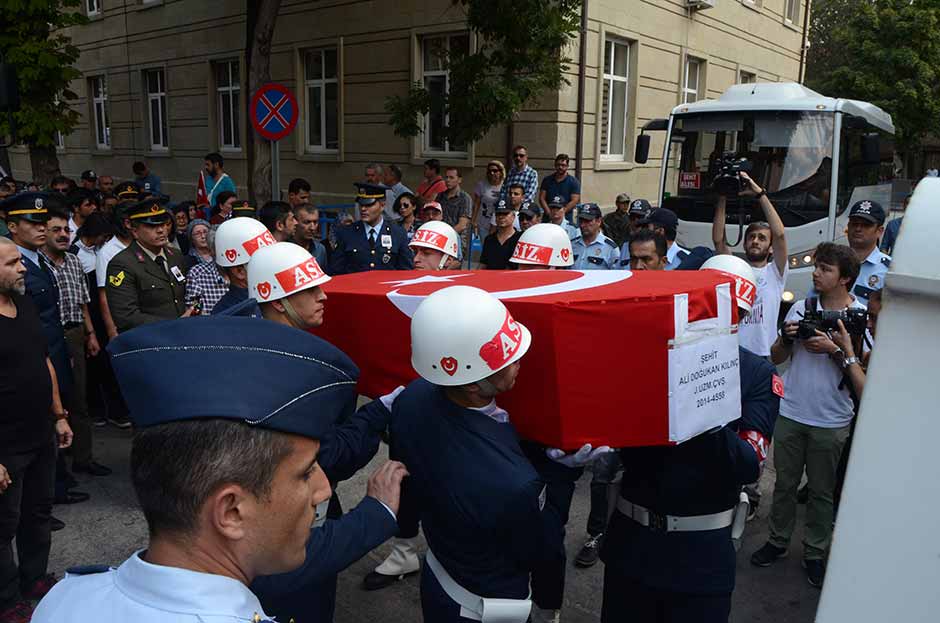 Van'ın Çaldıran ilçesinin Tendürek Dağı bölgesinde PKK mensupları ile çıkan çatışmada şehit olan 23 yaşındaki Uzman Çavuş Ali Doğukan Kılınç, memleketi Eskişehir'de son yolculuğuna uğurlandı. 