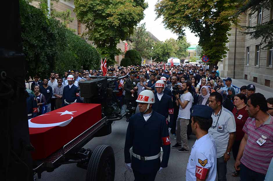 Van'ın Çaldıran ilçesinin Tendürek Dağı bölgesinde PKK mensupları ile çıkan çatışmada şehit olan 23 yaşındaki Uzman Çavuş Ali Doğukan Kılınç, memleketi Eskişehir'de son yolculuğuna uğurlandı. 