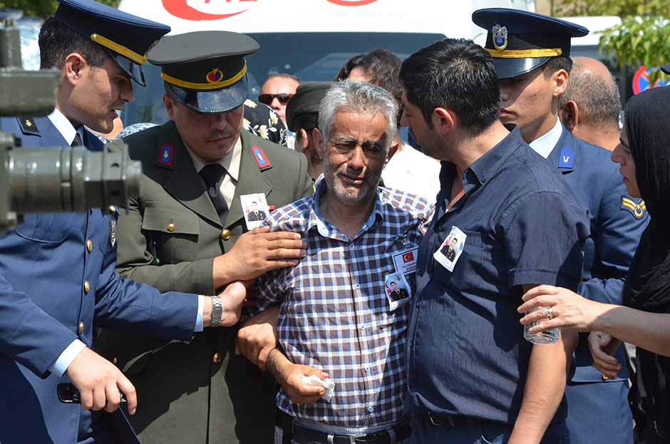 Van'ın Çaldıran ilçesinin Tendürek Dağı bölgesinde PKK mensupları ile çıkan çatışmada şehit olan 23 yaşındaki Uzman Çavuş Ali Doğukan Kılınç, memleketi Eskişehir'de son yolculuğuna uğurlandı. 