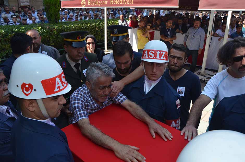 Van'ın Çaldıran ilçesinin Tendürek Dağı bölgesinde PKK mensupları ile çıkan çatışmada şehit olan 23 yaşındaki Uzman Çavuş Ali Doğukan Kılınç, memleketi Eskişehir'de son yolculuğuna uğurlandı. 