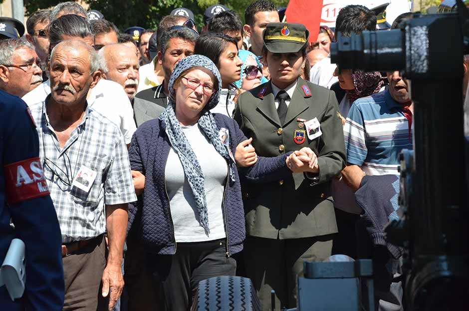 Van'ın Çaldıran ilçesinin Tendürek Dağı bölgesinde PKK mensupları ile çıkan çatışmada şehit olan 23 yaşındaki Uzman Çavuş Ali Doğukan Kılınç, memleketi Eskişehir'de son yolculuğuna uğurlandı. 