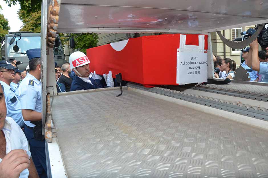 Van'ın Çaldıran ilçesinin Tendürek Dağı bölgesinde PKK mensupları ile çıkan çatışmada şehit olan 23 yaşındaki Uzman Çavuş Ali Doğukan Kılınç, memleketi Eskişehir'de son yolculuğuna uğurlandı. 