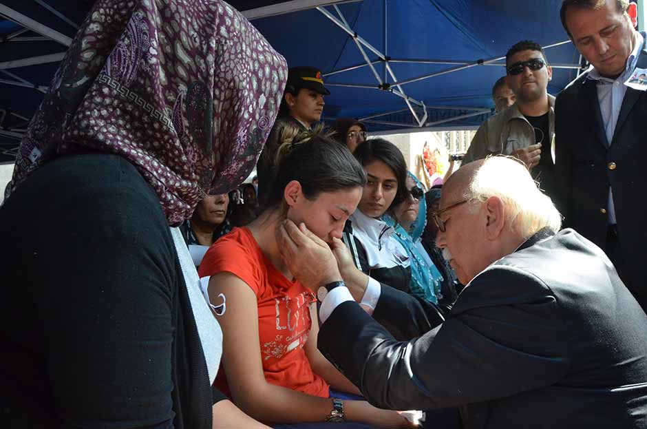 Van'ın Çaldıran ilçesinin Tendürek Dağı bölgesinde PKK mensupları ile çıkan çatışmada şehit olan 23 yaşındaki Uzman Çavuş Ali Doğukan Kılınç, memleketi Eskişehir'de son yolculuğuna uğurlandı. 