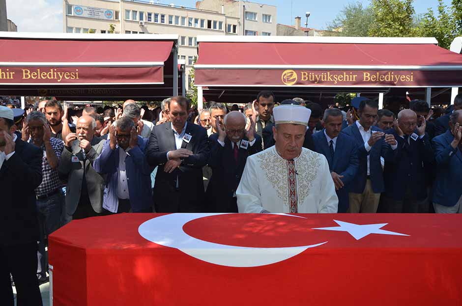 Van'ın Çaldıran ilçesinin Tendürek Dağı bölgesinde PKK mensupları ile çıkan çatışmada şehit olan 23 yaşındaki Uzman Çavuş Ali Doğukan Kılınç, memleketi Eskişehir'de son yolculuğuna uğurlandı. 