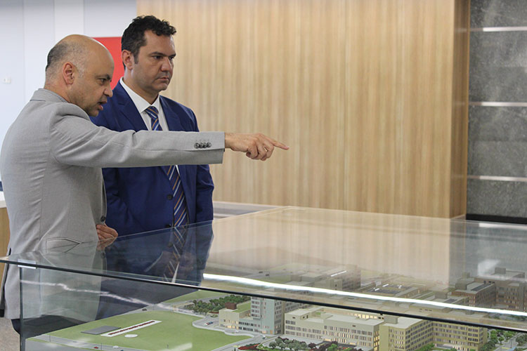 Eskişehir'de, 1 milyar 678 milyon liralık dev yatırımla yapımı tamamlanan ve kısa süre sonra hizmete girecek Eskişehir Şehir Hastanesi, donanımı ile adeta 5 yıldızlı otelleri aratmıyor. 