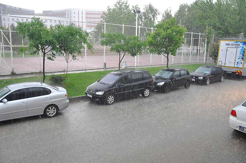 Eskişehir aniden bastıran sağanak yağışa teslim oldu. Gün boyunca kapalı bir havanın ve aralıklarla yağışın etkili olduğu kentimizde akşam saatlerinde aniden bastıran şiddetli yağış hayatı olumsuz yönde etkiledi.