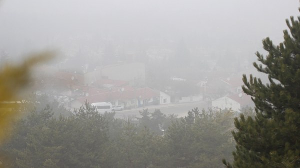  Eskişehir kent merkezinde gece saatlerinde etkili olmaya başlayan sis, sürücülere zor anlar yaşatsa da görsel bir şölen sundu. 