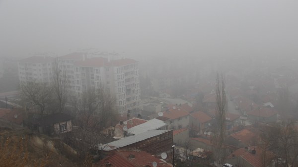  Eskişehir kent merkezinde gece saatlerinde etkili olmaya başlayan sis, sürücülere zor anlar yaşatsa da görsel bir şölen sundu. 