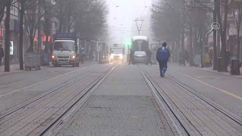 Eskişehir'de yoğun sis nedeniyle görüş mesafesi 50 metrenin altına düşüyor.