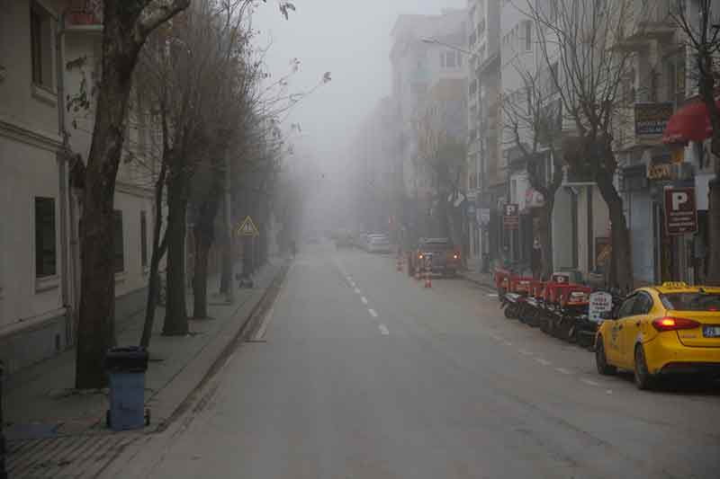 Eskişehir'de yoğun sis nedeniyle görüş mesafesi 50 metrenin altına düşüyor.