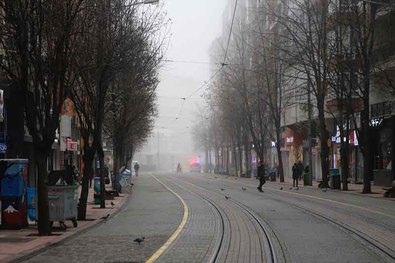 Eskişehir'de yoğun sis nedeniyle görüş mesafesi 50 metrenin altına düşüyor.