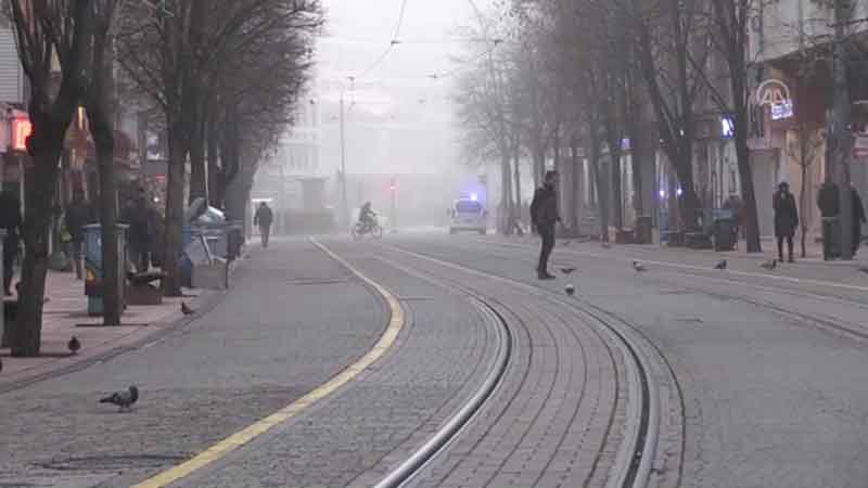 Eskişehir'de yoğun sis nedeniyle görüş mesafesi 50 metrenin altına düşüyor.