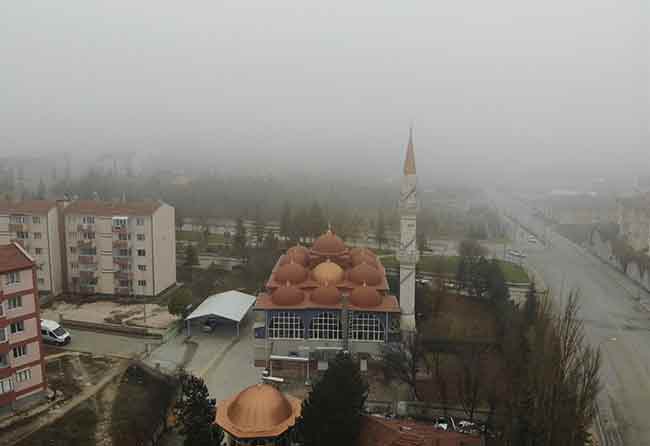 Eskişehir kent merkezinde dün geceden başlayan ve öğlen saatlerine kadar etkili olan yoğun sis nedeniyle görüş mesafesi düşerken, kent merkezinin havadan çekilen görüntülerinde ilginç detaylar kameralara yansıdı.