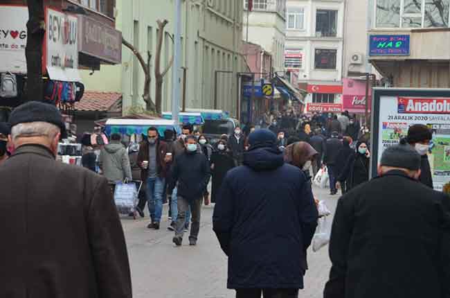 65 yaş üstü olduğunu belirten Nurettin Sedir, “Hapishane gibi. 65 yaş üstünü neden kısıtlıyorlar. Bir anlam veremiyorum. Bürokrasi işlerim var. 13.00’te sokağa çıkma kısıtlaması bitiyor. Yoğunluktan dolayı 13.30’da gel dediler. Ben nasıl halledeceğim işimi? Tedbirimizi alıyoruz, yüzde 95 tedbirlere uyuyor” dedi. 