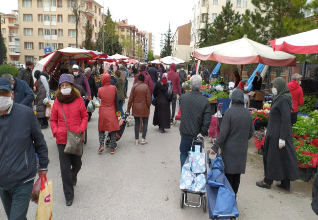 Yeni tip korona virüs Kovid-19'a karşı alınan önlemler kapsamında İçişleri Bakanlığı tarafından 31 ilde 4 gün boyunca tüm vatandaşlar için sokağa çıkma yasağı getirildi.