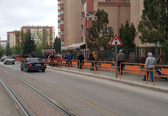 23 Nisan tarihinde başlayacak sokağa çıkma yasağının yaklaşan Ramazanın denk gelmesi ile de Eskişehir’de pek çok vatandaş alışverişlerini gerçekleştirmek için şehir merkezine akın etti. 