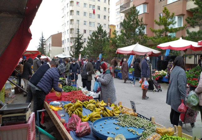 Banka ve dükkanların önünde uzun kuyruklar oluştuğu gözlemlenirken kurulan semt pazarında da benzer manzaralar görüldü.