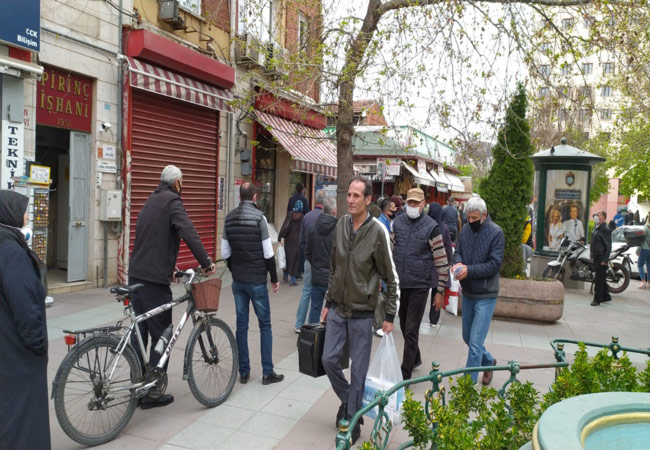 Yaklaşan Ramazan öncesi ve 4 günlük sokağa çıkma yasağının da etkisiyle Eskişehir şehir merkezleri alışveriş yapmak isteyen vatandaşların akınına uğradı.